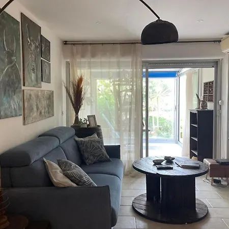 Daire Pretty Cocoon With Garden Close To The Sea
